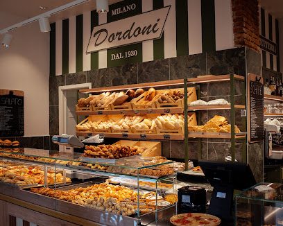Il banco di Dordoni con scaffali di pane e focacce e il bancone dei dolci